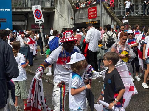 Fanii Angliei și Spaniei, înainte de meciul de la WEURO. Foto: GOLAZO.ro