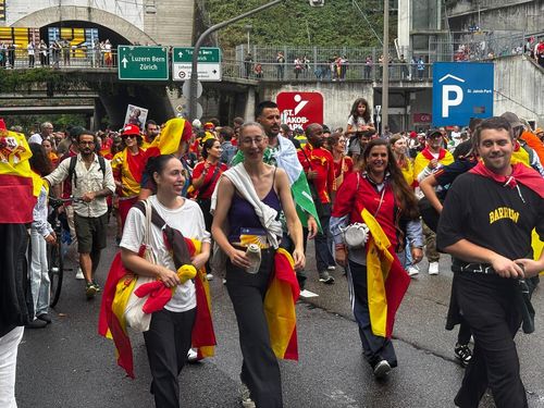 Fanii Angliei și Spaniei, înainte de meciul de la WEURO. Foto: GOLAZO.ro