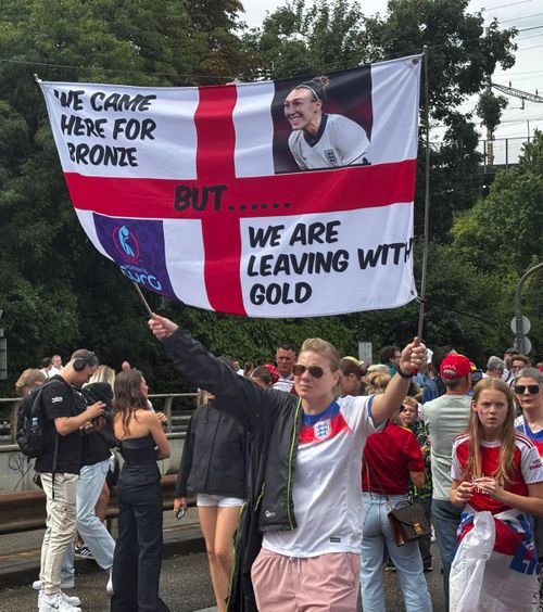 Basel, un colț de Albion    Pasiunea pentru fotbal  nu se cântă doar în arene. Englezii au cucerit străzile orașului elvețian cu bucuria lor