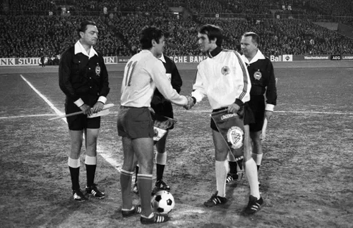 Mircea Lucescu, înaintea unui amical al României contra RFG. Salutul căpitanilor cu faimosul Overath