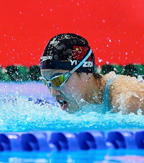 Mai rapidă decât toți băieții  La 12 ani, chinezoaica Yu Zidi a încheiat pe 4 finala mondială de 200 m mixt.   Pregătire șocantă