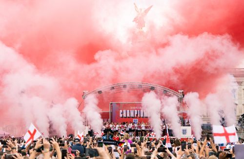 Parada Angliei după câștigarea WEURO 2025. Foto - Imago (3).jpg