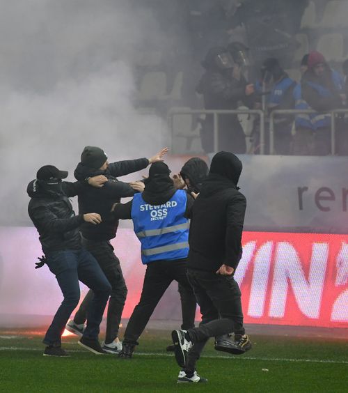 UTA și-a dat suporterii în judecată     Fanii sunt obligați să plătească  pentru incidentele care au costat clubul o amendă de 50.000 de lei  