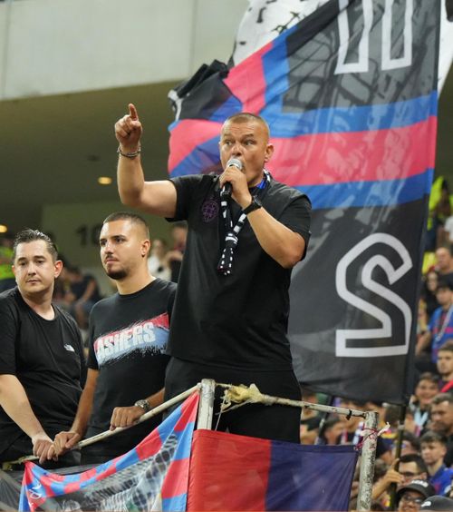 Certați de fani     VIDEO.   Jucătorii FCSB au mers în fața galeriei după   eliminarea  din Liga Campionilor + Shkendija, sărbătoare pe teren