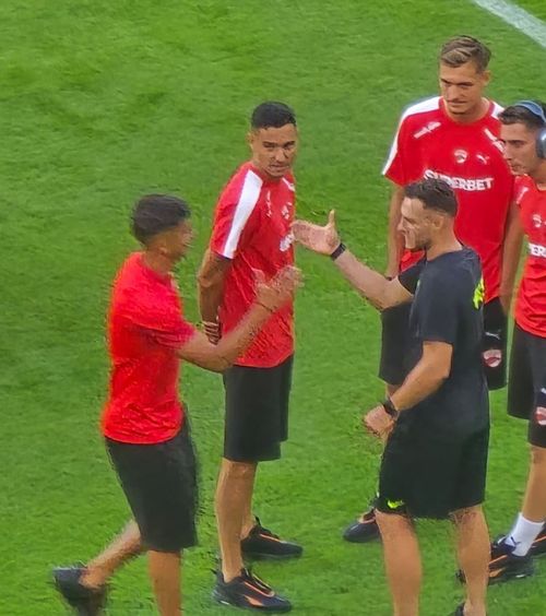 Musi și Politic, înjurați  Fanii lui Dinamo   au erupt  în momentul în care au văzut ce se întâmplă pe teren înainte de meciul cu FCSB