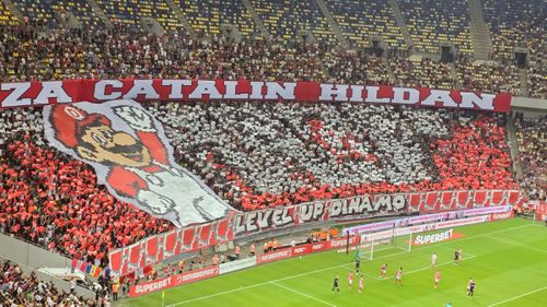 Scenografie a fanilor lui Dinamo (foto: Theodor Jumătate/GOLAZO.ro)