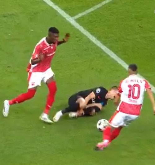 Boateng, ce gafă!    FOTO.  Penalty făcut în Derby de România, după un   fault stupid  » Tănase n-a iertat!