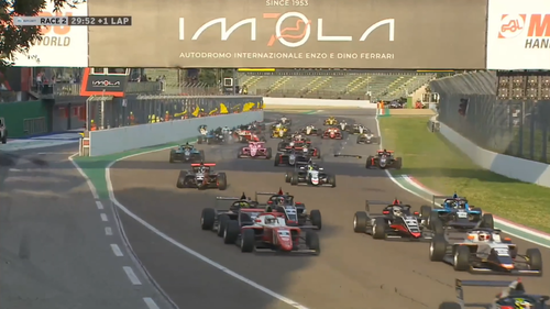 Carambol pe circuitul Imola, într- cursă Formula 4. Foto: Captură „X”, @BoxInThisLap