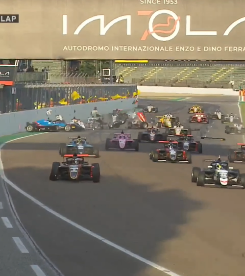 Dezastru pe circuitul Imola    FOTO.  O cursă de   Formula 4  a fost suspendată după un carambol cu 15 monoposturi