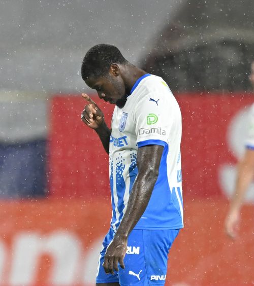 „Ne împingem unul pe celălalt”   Nsimba,   rival pentru Al-Hamlawi:  „Fotbalul e fizic în România, dar mă descurc”