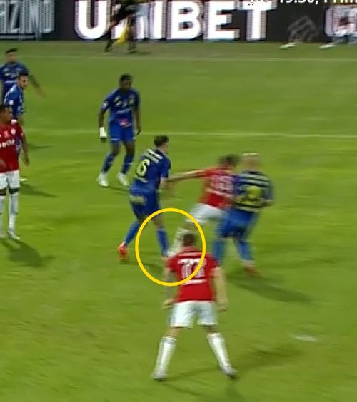 În loc de gol, eliminare     FOTO.  Gest de neînțeles în   Slobozia - Oțelul!  Putea să-i rupă piciorul