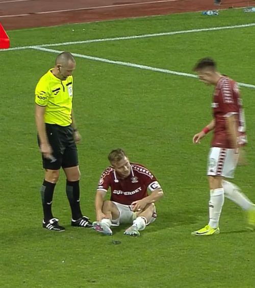 Noi probleme pentru Gâlcă     FOTO.  Căpitanul lui Rapid a fost   scos pe brațe  de pe teren, în meciul cu FC Botoșani