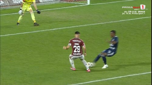 Penalty-ul solicitat de Rapid, la faultul asupra lui Dobre Foto Captură Prima Sport (6).jpeg