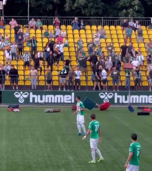 Protest la Vilnius  Fanii lui   Zalgiris  au aruncat cu valize pe teren pentru a-i cere demisia antrenorului