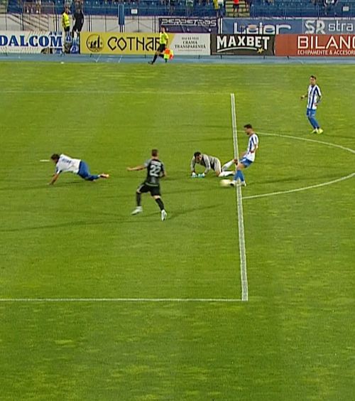 Ce-a fost asta?    FOTO.  Gol anulat, după o fază de cascadorii râsului în   Poli Iași - Ceahlăul