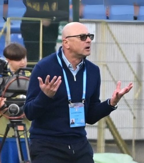 „Nu-mi face Angelescu programul!”  Leo Grozavu a răbufnit la adresa oficialului de la Rapid:   „Ne consideră sclavi!  Nu avem voie să spunem nimic”