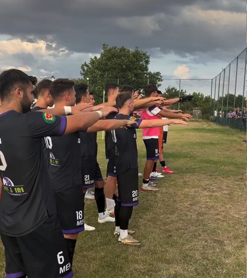 Boicot  Moment de reculegere refuzat la două meciuri din România:   „Iliescu, vinovat / Pentru sângele vărsat”