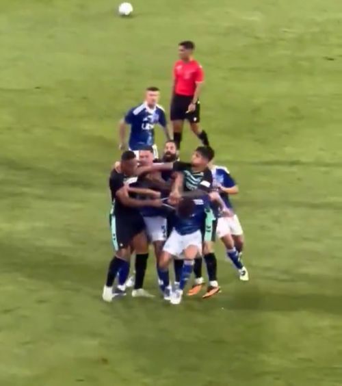 Amical cu bătaie între echipe din La Liga și Serie A    VIDEO.  S-au luat la pumni înainte de pauză » Un fotbalist   și-a altoit colegul  + Gafa arbitrului