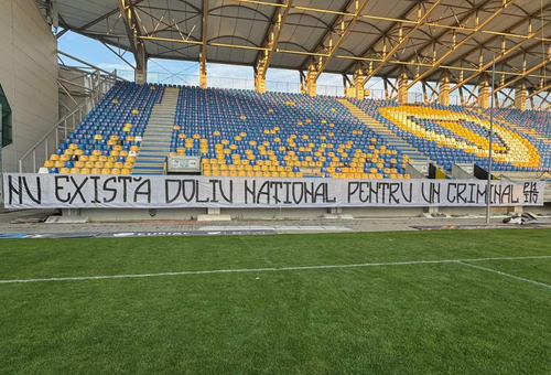 Mesaje anti-Iliescu ale ultrașilor