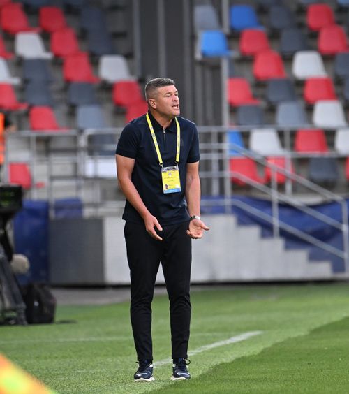 Oprița s-a supărat  Antrenorul de la Steaua, deranjat că se discută despre   sumele cheltuite de clubul din Ghencea,  care n-are drept de promovare: „E sport până la urmă”