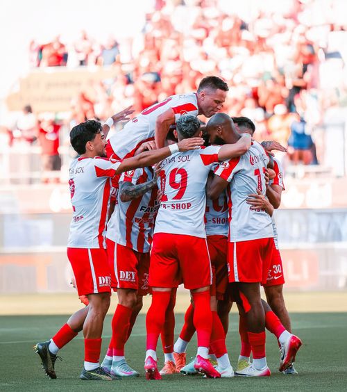 Spectacol la Arad    VIDEO.  Elevii lui   Adrian Mihalcea  au celebrat alături de suporteri: „Cine e pe primul loc? UTA e!” » Sunt neînvinși