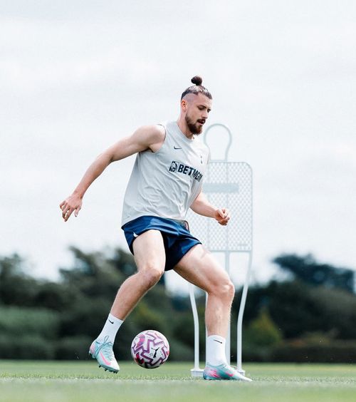 Incertitudinea Radu Drăgușin  De ce insistă Tottenham să ia încă un fundaș central.   Mesajul românului