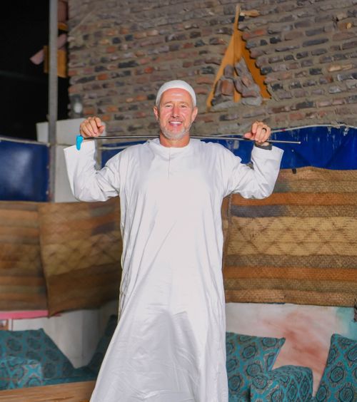 Reghecampf, ședință foto inedită  Tehnicianul român, surprins în haine tradiționale din   Sudan : „Bună dimineața!”