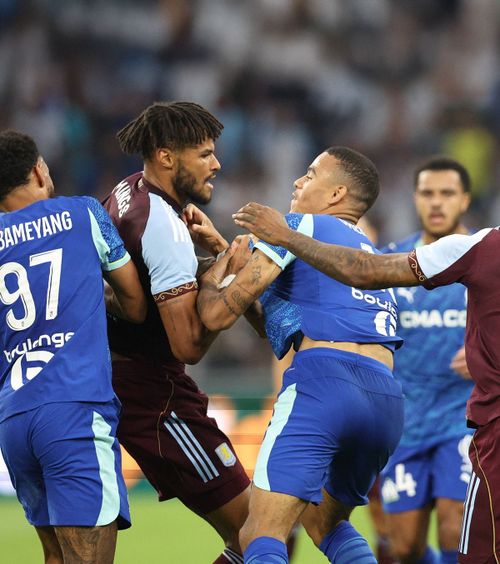 La un pas de bătaie    VIDEO.  Îmbrânceli între doi jucători englezi în amicalul   Marseille - Aston Villa  » I-a rupt tricoul!