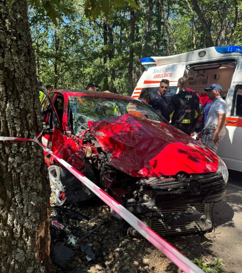 Accident grav la un raliu din România  Un pilot   a intrat cu mașina într-un copac  și a fost transportat de urgență la spital