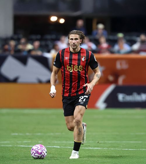 PSG l-a luat pe stoperul lui Lucescu  Campioana Europei transferă o revelație din Premier League » Afacerea Bournemouth:   peste 170 de milioane de euro!