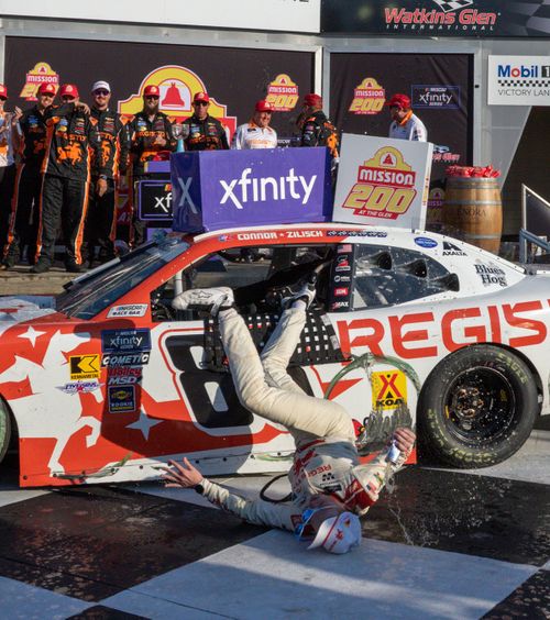  Și-a rupt clavicula  Momente de panică: un   pilot NASCAR   a căzut de pe mașina pe care sărbătorea victoria și a fost dus de urgență la spital