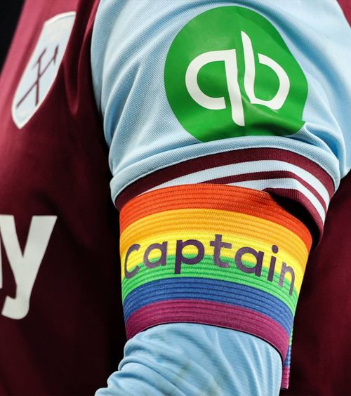 Schimbare în Premier League  După 10 ani, căpitanii   nu vor mai purta  banderole cu însemnele comunității LGBTQ+