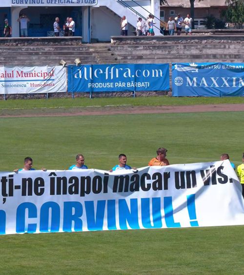 „Dați-ne înapoi măcar un vis”  Jucătorii Corvinului Hunedoara,   banner-manifest  pentru construcția noului stadion