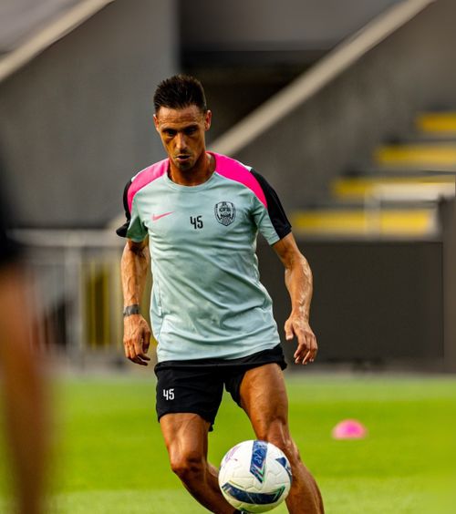 Camora, replică pentru critici  Căpitanul lui CFR a reacționat la controversa creată înainte de meciul cu Braga: „Am adus   cei mai mulți bani  clubului”