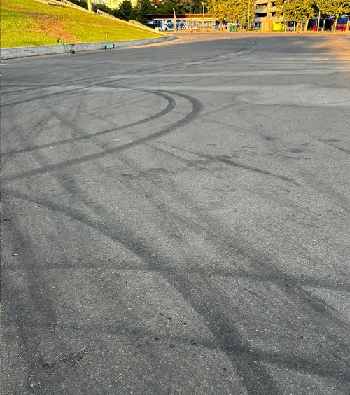 Drifturile au lăsat urme    FOTO.  Cum arată parcarea din jurul   Arenei Naționale  înainte de meciul Dinamo - UTA