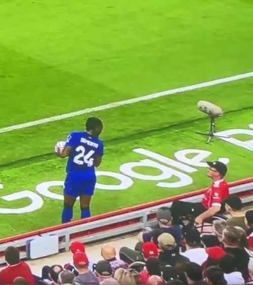 Rasism în Premier League   Un suporter al lui Liverpool a fost   scos din stadion de poliție,  după ce a abuzat verbal un adversar
