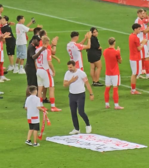 Moment special pentru Kopic     VIDEO  Un fan a intrat pe teren la final și s-a dus direct la antrenorul lui Dinamo »   Ce a urmat