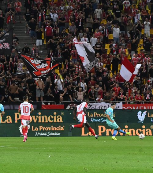 Incidente la Dinamo - UTA     Sancțiunile   Jandarmeriei: un agent de pază a luat amendă + ce se întâmplă cu fanul care a aruncat cu un pahar în Colțescu