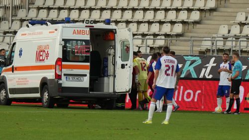 Dean Beța, accidentare în CS Dinamo - CSA Steaua. FOTO: Iosif Popescu / GOLAZO.ro