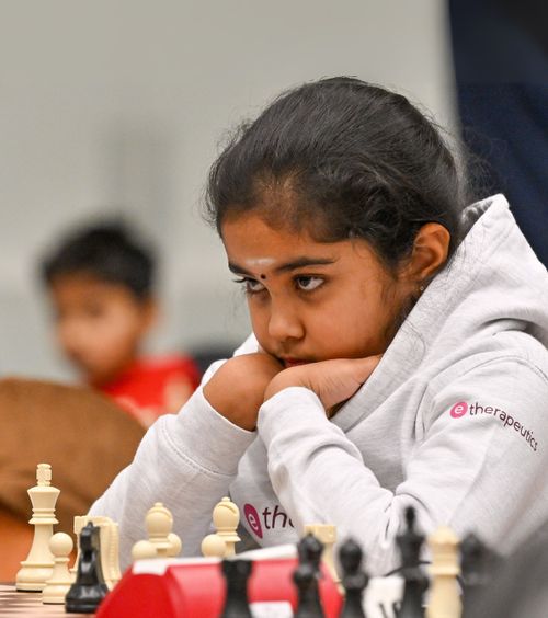 A scris istorie  Cine este   cea mai tânără jucătoare de șah  care a învins un mare maestru