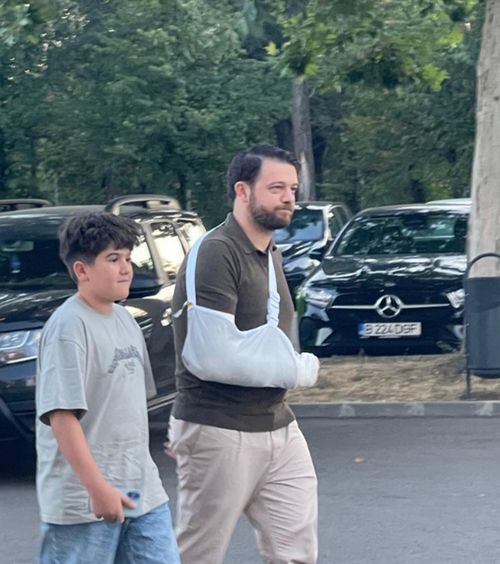  „M-am accidentat!”    FOTO.  Victor Angelescu,   apariție surprinzătoare  înainte de Rapid - FCSB: „Asta s-a întâmplat, ca la fotbal”