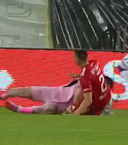 Ciocnire violentă    FOTO:  Portarul   Dur-Bozoancă  a fost schimbat după ce a fost lovit dur în față de un coechipier, în Argeș - Oțelul