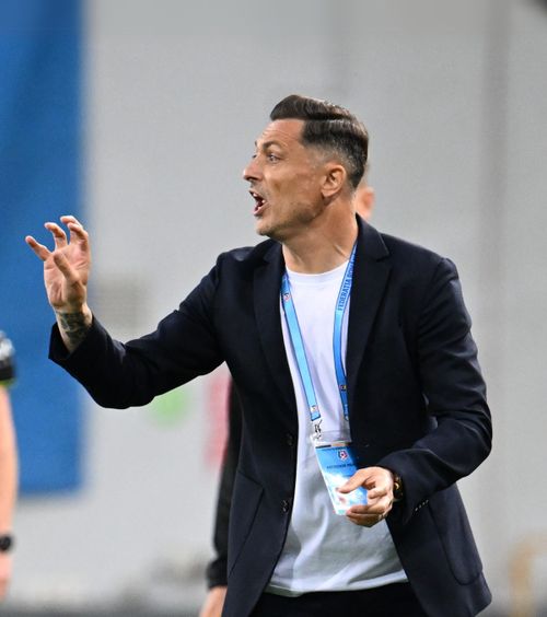 Bașakșehir - U Craiova  Mirel Rădoi, glume înainte de meciul din   play-off-ul  Conference League: „Mi-au oprit forfecuța la aeroport”