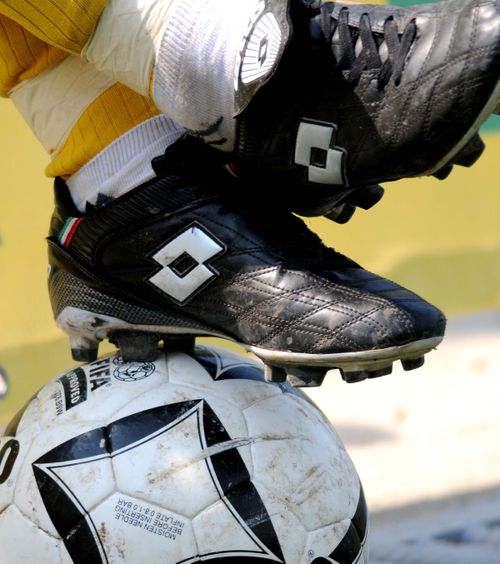 Crampoanele nu se aleg la ghici!    Ghetele recomandate de specialiști  pentru jucătorii lui Dan Petrescu » Meciul cu Hacken se joacă pe teren sintetic