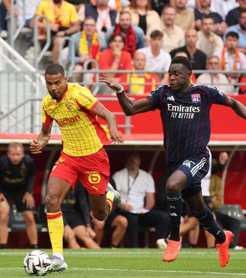 Întăriri la Inter Milano   „Nerazzurrii” au transferat un mijlocaș francez după criteriile cerute de   Cristi Chivu.  Care e suma plătită