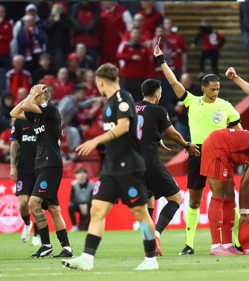 „Arbitrul a fost de partea lor”   Remarcatul patronului FCSB, după egalul cu Aberdeen:   „Cel mai bun, numărul 1!”
