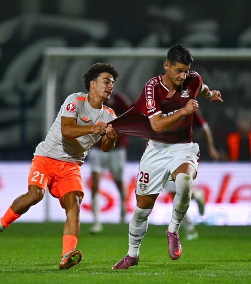Dobre a răbufnit: „Ia-l!”    FOTO:    Reacție ironică  după ce un adversar l-a tras metri buni de tricou! Vedeta Rapidului a scăpat de „galben”