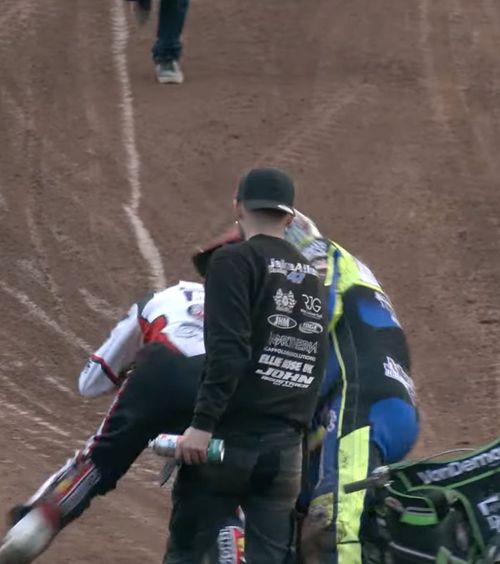 S-au luat la pumni!    VIDEO.    Bătaie  între doi piloți care participă la campionatul de Speedway din Anglia » De la ce a pornit totul