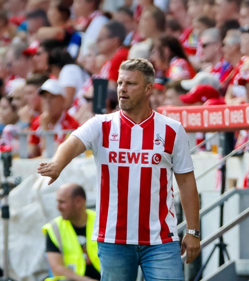 N-ai mai văzut așa antrenor    FOTO:  Tehnicianul lui Koln a surprins la prima etapă din   Bundesliga  » Cum a venit îmbrăcat pe bancă