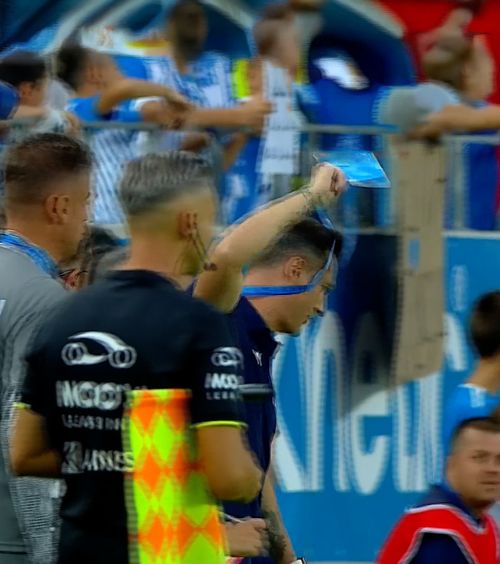 Rădoi, o nouă reacție violentă    VIDEO+FOTO.  Tehnicianul Craiovei,   ținut cu greu de staff!  Scandal cu suporterii + gest șocant pe bancă